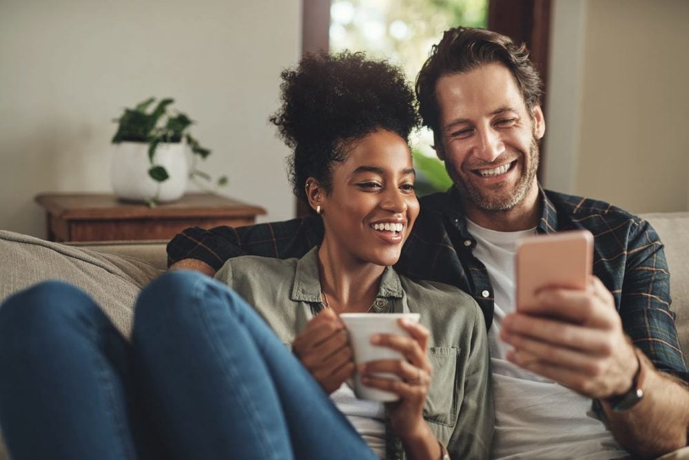 Casal usando o celular